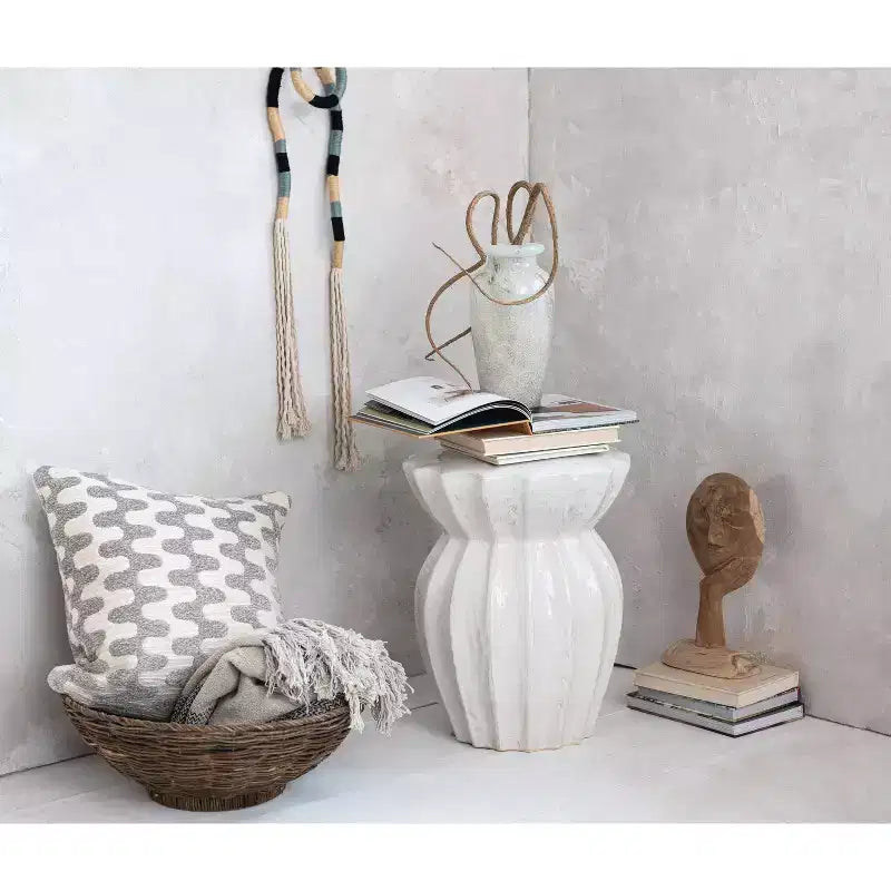 Table d'appoint ronde sculptée élégante en grès blanc Storied Home : 50,16 cm de hauteur, aucun assemblage requis, forme originale