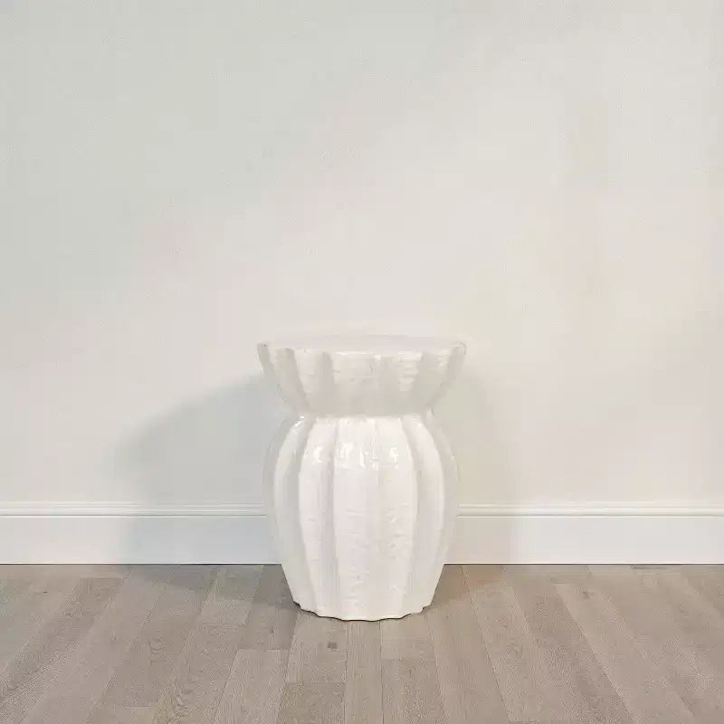 Table d'appoint ronde sculptée élégante en grès blanc Storied Home : 50,16 cm de hauteur, aucun assemblage requis, forme originale