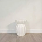 Table d'appoint ronde sculptée élégante en grès blanc Storied Home : 50,16 cm de hauteur, aucun assemblage requis, forme originale