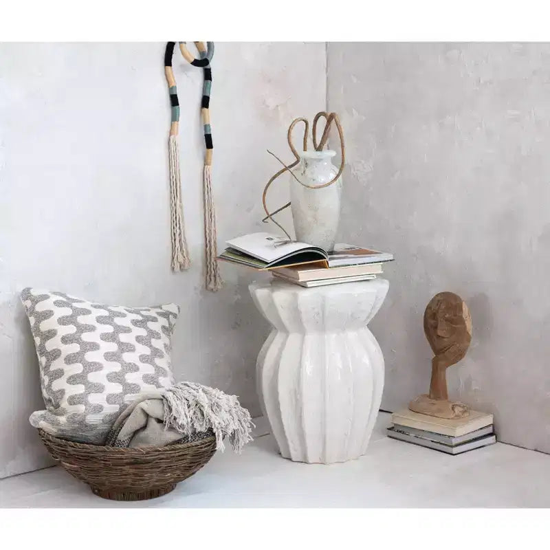 Table d'appoint ronde sculptée élégante en grès blanc Storied Home : 50,16 cm de hauteur, aucun assemblage requis, forme originale