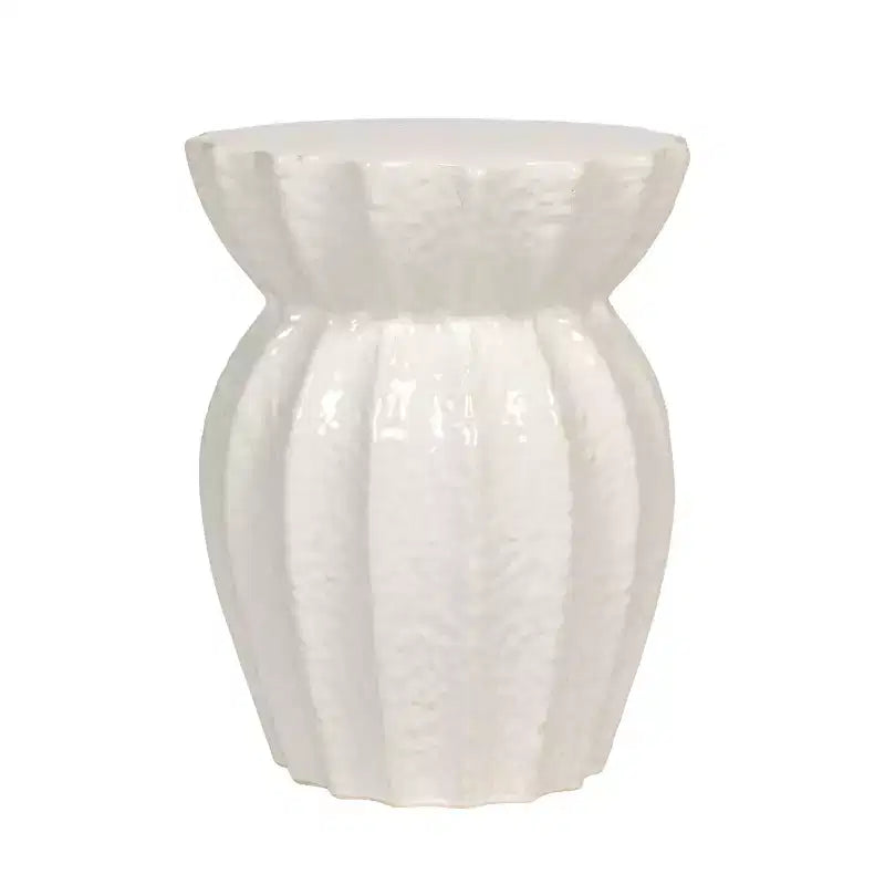 Table d'appoint ronde sculptée élégante en grès blanc Storied Home : 50,16 cm de hauteur, aucun assemblage requis, forme originale