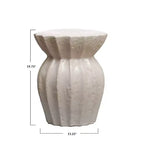 Table d'appoint ronde sculptée élégante en grès blanc Storied Home : 50,16 cm de hauteur, aucun assemblage requis, forme originale