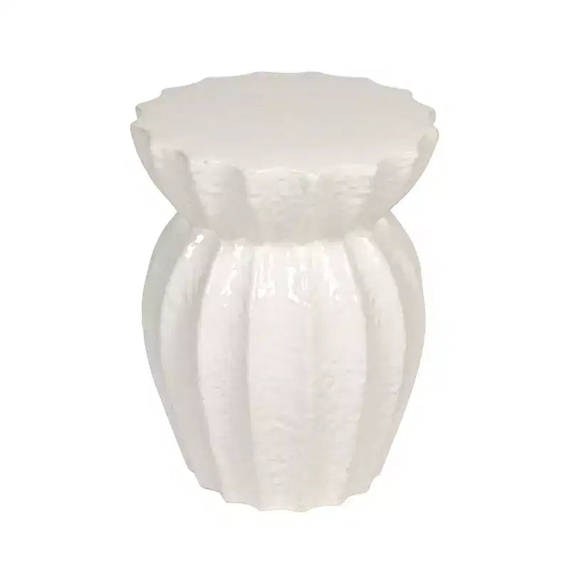 Table d'appoint ronde sculptée élégante en grès blanc Storied Home : 50,16 cm de hauteur, aucun assemblage requis, forme originale