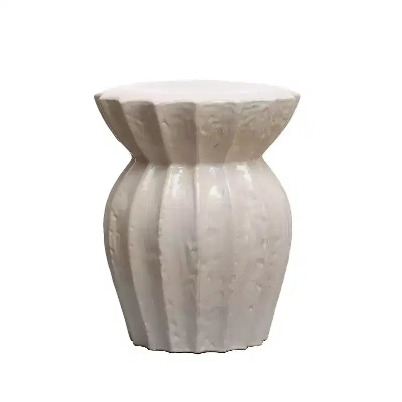 Table d'appoint ronde sculptée élégante en grès blanc Storied Home : 50,16 cm de hauteur, aucun assemblage requis, forme originale