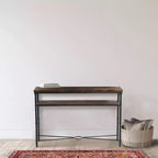 Console Saratoga Storied Home grise : pieds industriels en fer, acacia massif, design peu encombrant