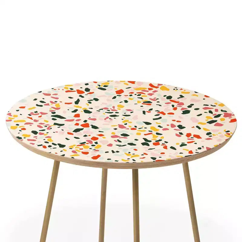 Table d'appoint ronde Lane and Lucia Confetti Terrazzo dorée - Deny Designs : Plateau en bouleau, pieds évasés en acier