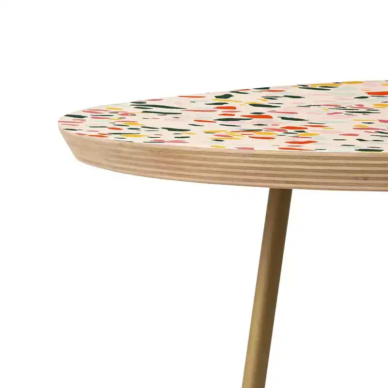 Table d'appoint ronde Lane and Lucia Confetti Terrazzo dorée - Deny Designs : Plateau en bouleau, pieds évasés en acier