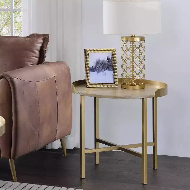 Table d'appoint Mithea 22" avec plateau en chêne et base en métal doré - Acme Furniture : Ronde, design barre croisée, montage sans outils