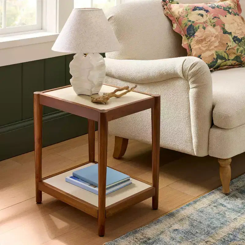 Table d'appoint en lin naturel avec étagère marron acajou – Threshold™ conçue avec Studio McGee
