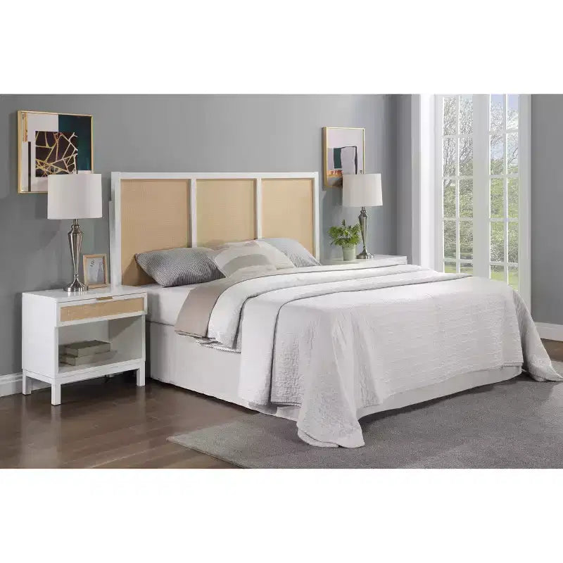 Tête de lit King Bayport Comfort Pointe blanche avec incrustation en rotin : design côtier, peuplier massif et MDF, hauteur réglable