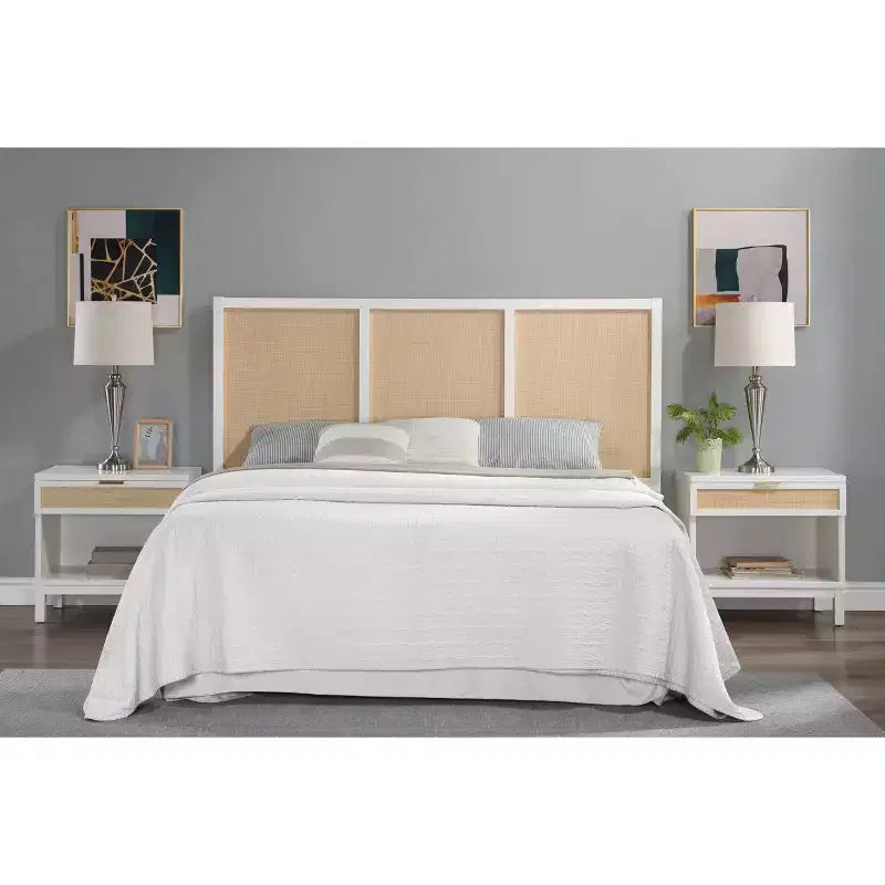 Tête de lit King Bayport Comfort Pointe blanche avec incrustation en rotin : design côtier, peuplier massif et MDF, hauteur réglable