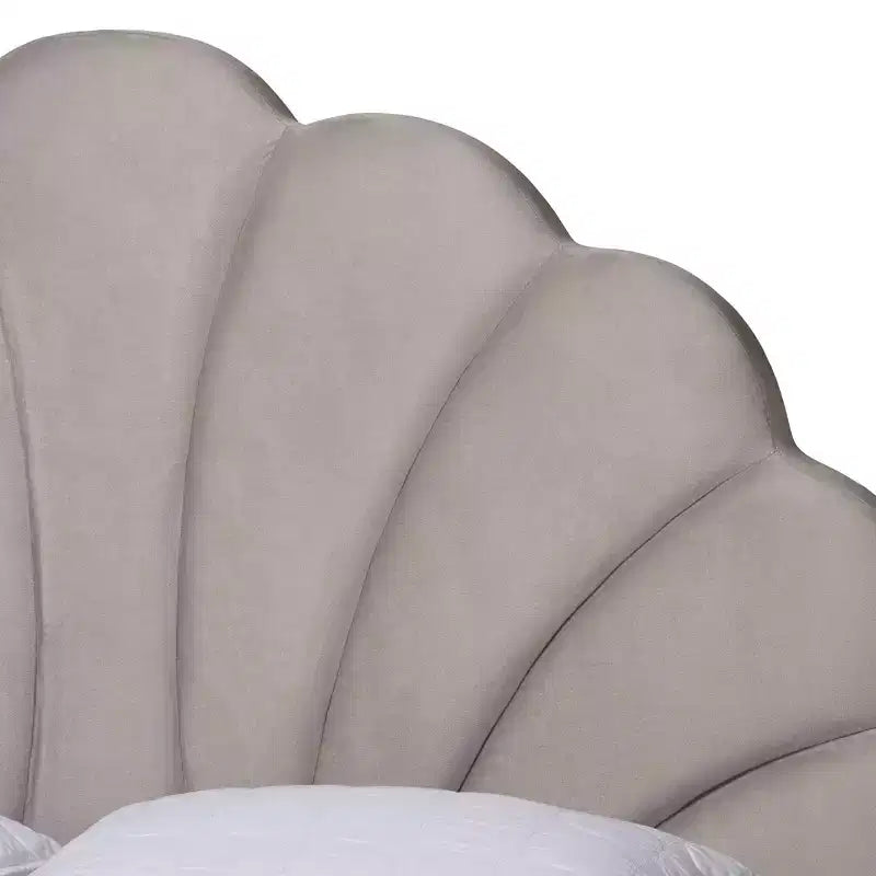 Lit plateforme avec tête de lit coquillage en velours Baxton Studio Queen Size Acosta Gris clair/Or