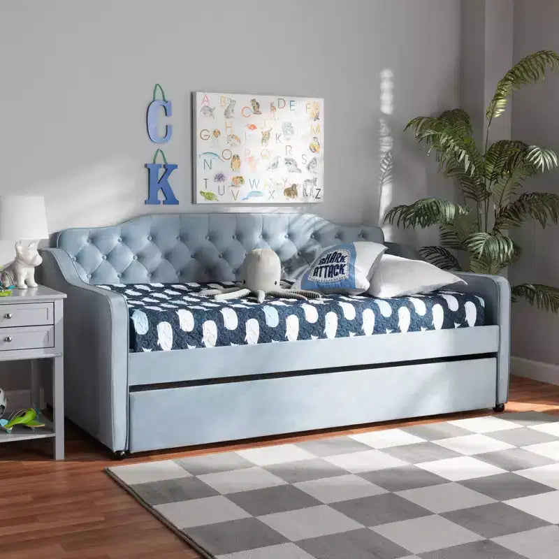 Lit de repos capitonné Twin Freda Velvet avec lit gigogne bleu clair - Baxton Studio : Rembourré, moderne du milieu du siècle, pas besoin de sommier tapissier