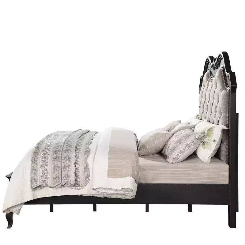 Lit California King de 82,5 pouces Chemsford en tissu beige, finition noir antique – Acme Furniture : Design traditionnel capitonné