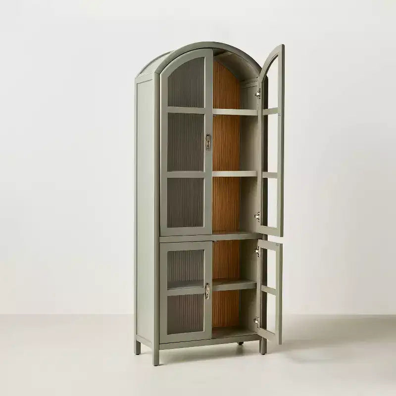 Meuble bas d'armoire à 4 portes arquées en bois rainuré et verre, vert sauge - Hearth & Hand™ avec Magnolia