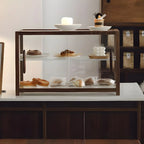 Élégante vitrine de collection en bois avec portes coulissantes