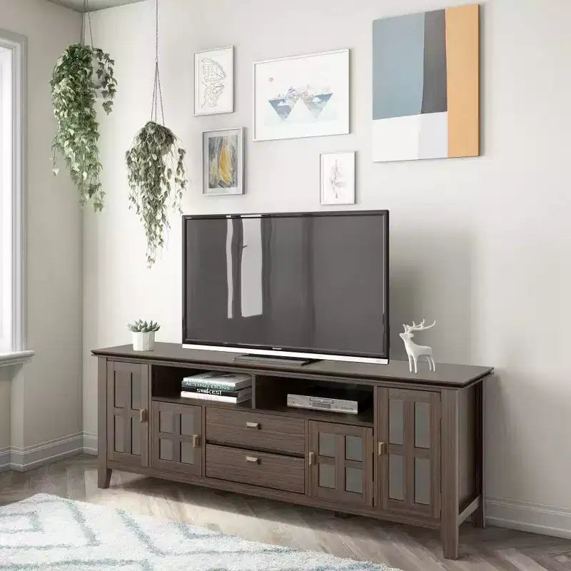 Meuble TV Stratford en bois massif pour téléviseurs jusqu'à 80 pouces - WyndenHall