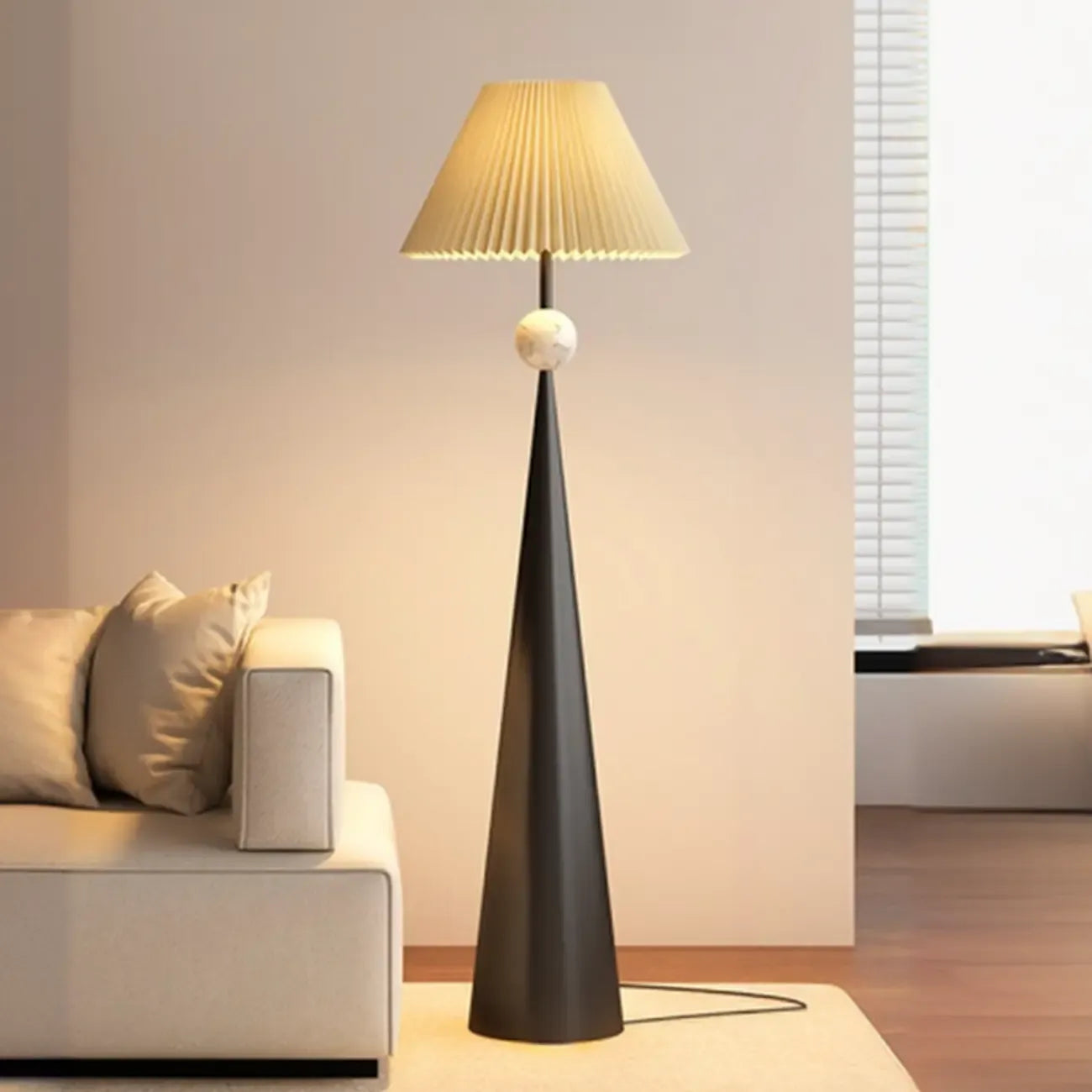 Lampadaire contemporain en métal conique avec abat-jour en tissu