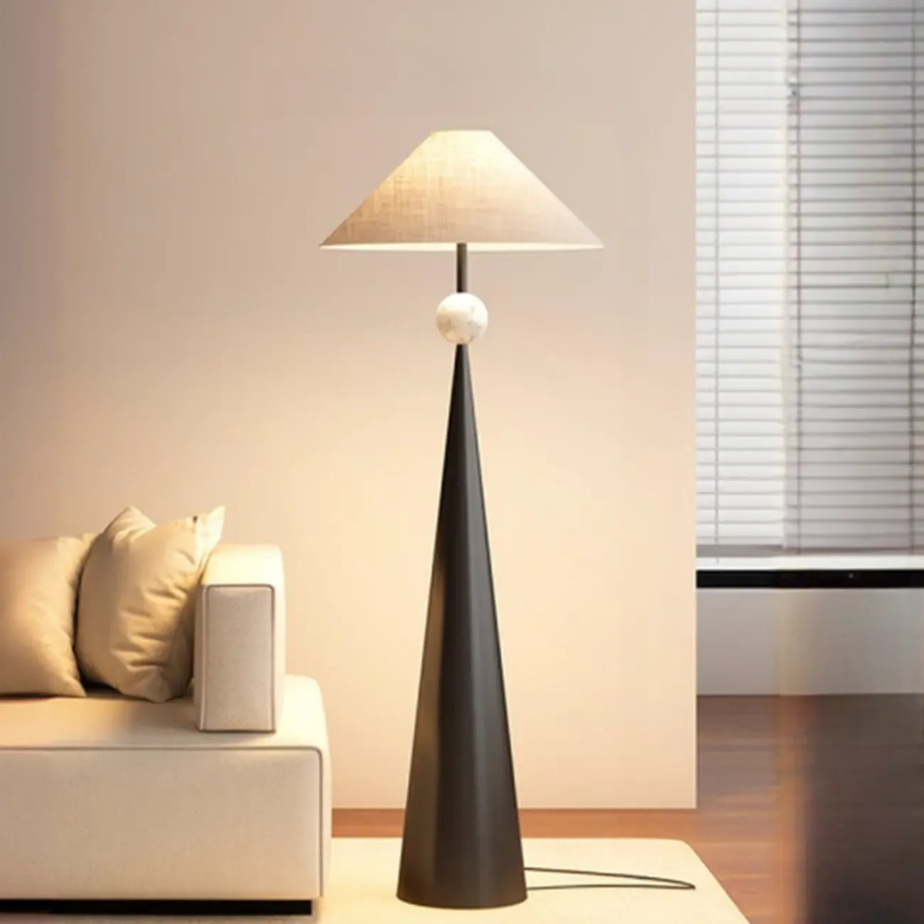 Lampadaire contemporain en métal conique avec abat-jour en tissu