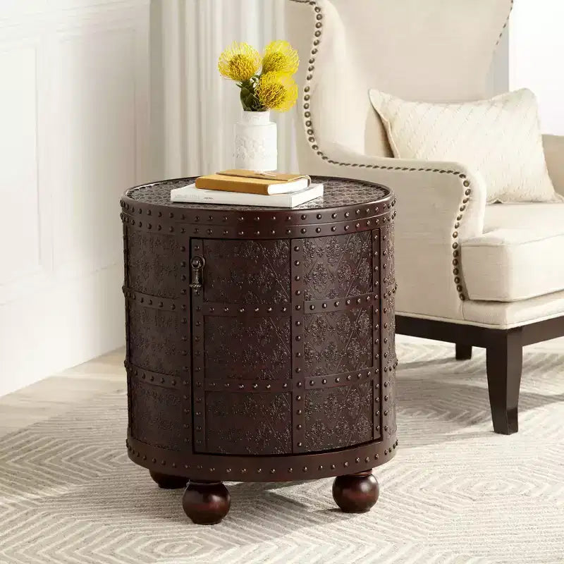 Table d'appoint ronde vintage rustique en bois Kensington Hill Hadley 55 cm de large avec étagère de rangement Motif gaufré en cuir marron pour salon