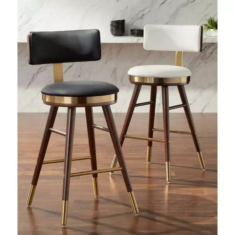 Tabouret de bar Studio 55D Parker en noyer et métal, brun doré, hauteur 64,7 cm, avec coussin moderne en cuir blanc, dossier et repose-pieds, pour îlot de cuisine ou comptoir.