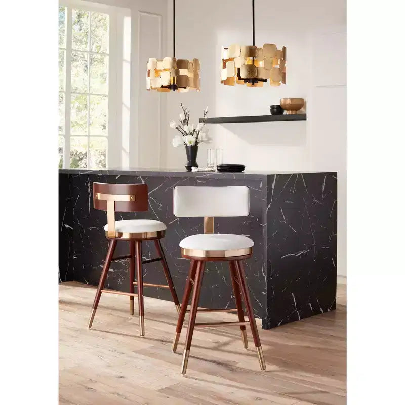Tabouret de bar Studio 55D Parker en noyer et métal, brun doré, hauteur 64,7 cm, avec coussin moderne en cuir blanc, dossier et repose-pieds, pour îlot de cuisine ou comptoir.