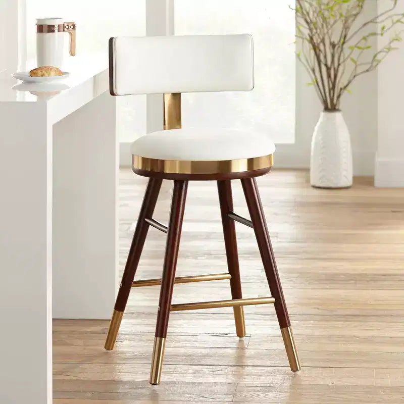 Tabouret de bar Studio 55D Parker en noyer et métal, brun doré, hauteur 64,7 cm, avec coussin moderne en cuir blanc, dossier et repose-pieds, pour îlot de cuisine ou comptoir.