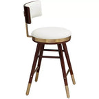 Tabouret de bar Studio 55D Parker en noyer et métal, brun doré, hauteur 64,7 cm, avec coussin moderne en cuir blanc, dossier et repose-pieds, pour îlot de cuisine ou comptoir.