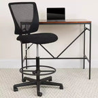Chaise de bureau ergonomique Flash Furniture avec dossier mi-haut en maille, siège en tissu noir et repose-pieds réglable