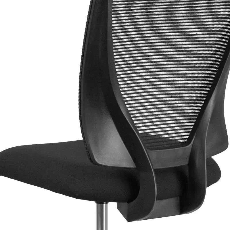 Chaise de bureau ergonomique Flash Furniture avec dossier mi-haut en maille, siège en tissu noir et repose-pieds réglable