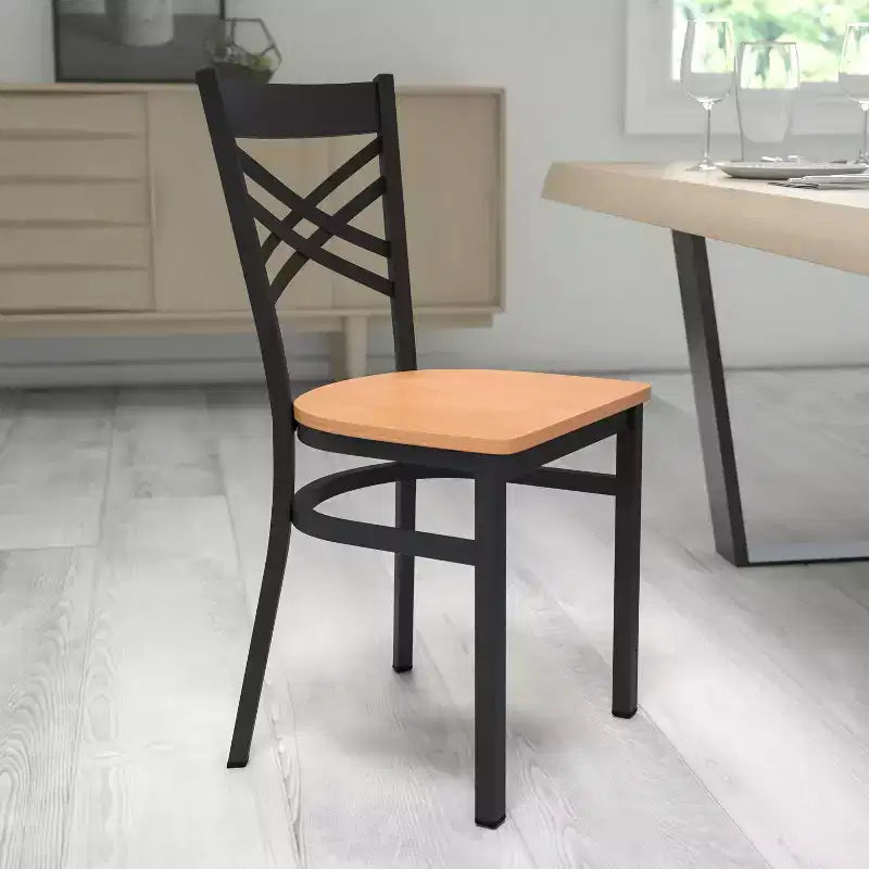 Chaise de salle à manger de restaurant en métal à dossier en X Emma et Oliver Black