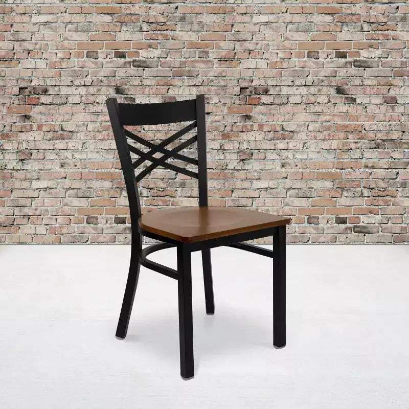Chaise de salle à manger de restaurant en métal à dossier en X Emma et Oliver Black