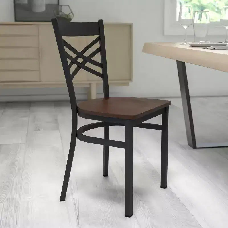 Chaise de salle à manger de restaurant en métal à dossier en X Emma et Oliver Black
