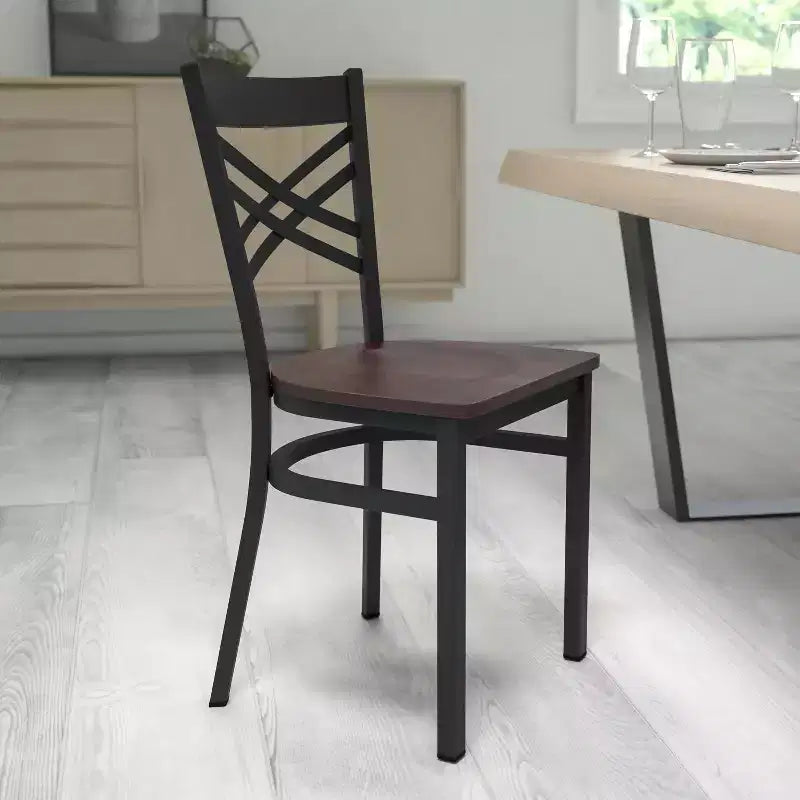 Chaise de salle à manger de restaurant en métal à dossier en X Emma et Oliver Black