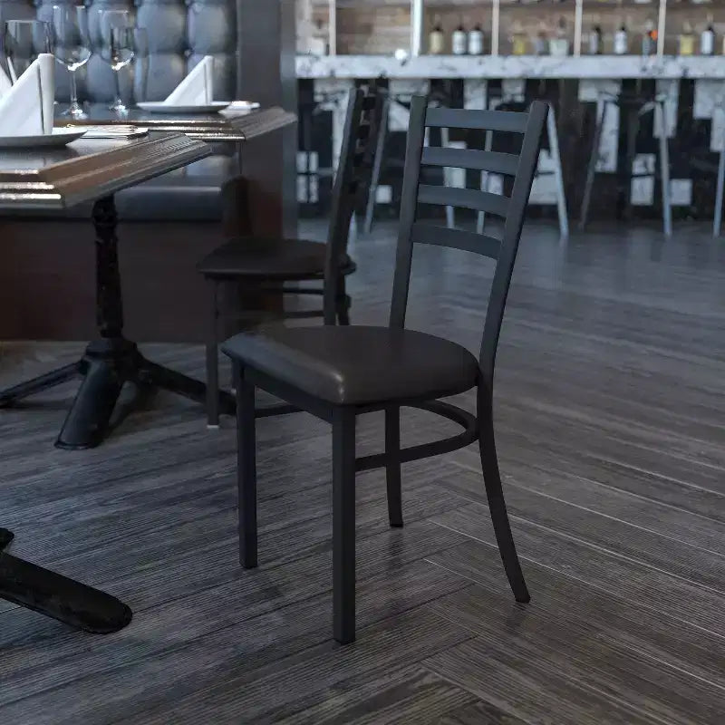 Chaise de salle à manger en métal à dossier échelle Emma et Oliver Black pour restaurant