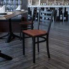 Chaise de salle à manger en métal à dossier échelle Emma et Oliver Black pour restaurant