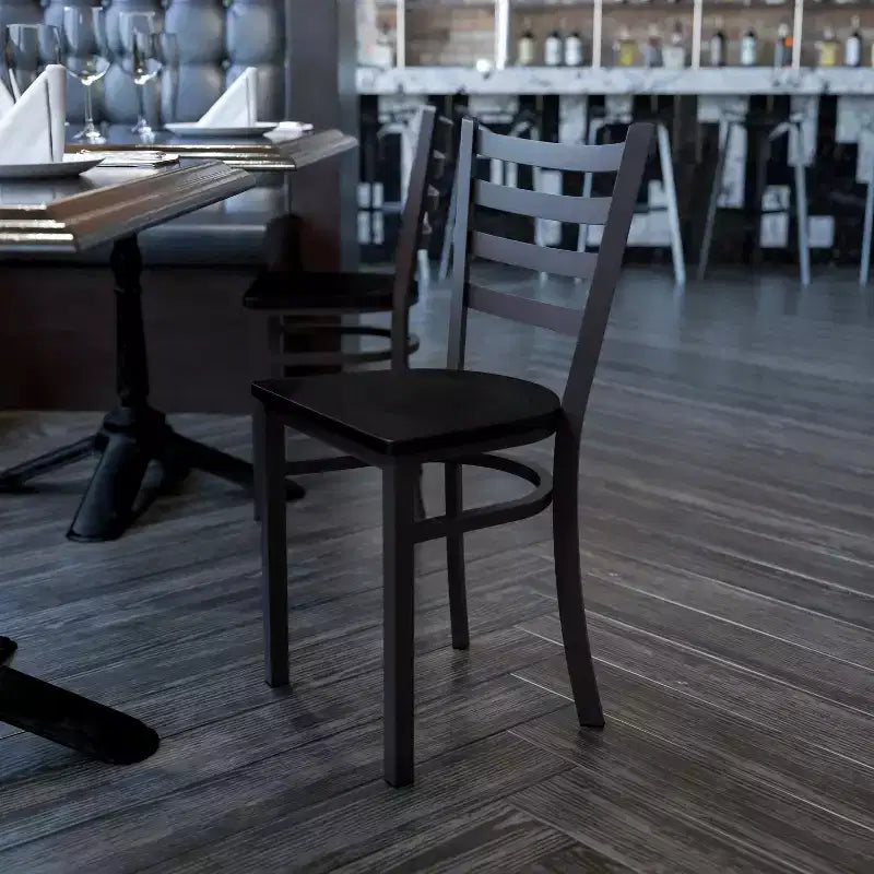 Chaise de salle à manger en métal à dossier échelle Emma et Oliver Black pour restaurant