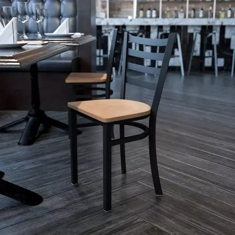 Chaise de salle à manger en métal à dossier échelle Emma et Oliver Black pour restaurant