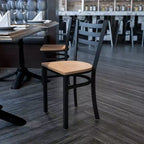 Chaise de salle à manger en métal à dossier échelle Emma et Oliver Black pour restaurant