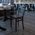 Chaise de salle à manger en métal à dossier échelle Emma et Oliver Black pour restaurant