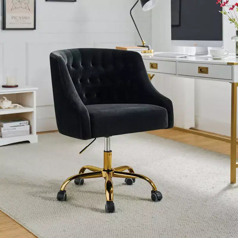 Chaise de bureau pivotante à hauteur réglable en velours Anika avec dossier capitonné et base dorée | Karat Home