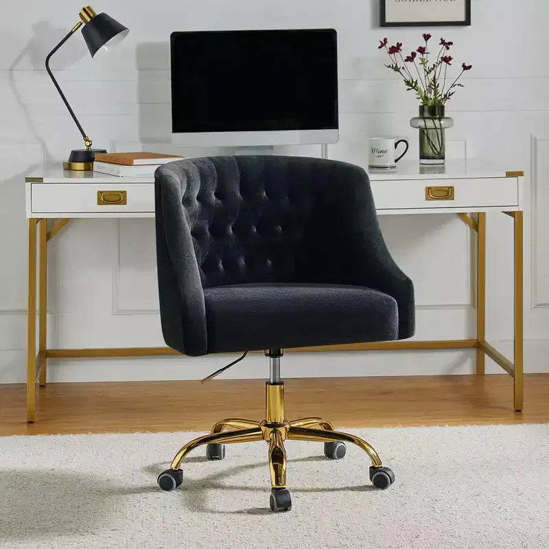Chaise de bureau pivotante à hauteur réglable en velours Anika avec dossier capitonné et base dorée | Karat Home