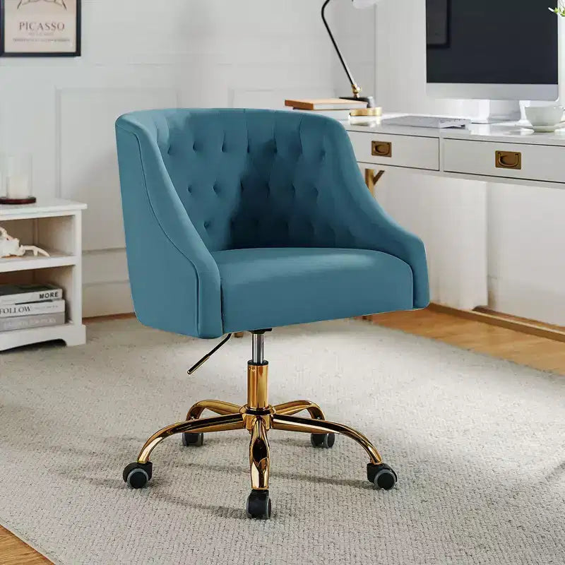 Chaise de bureau pivotante à hauteur réglable en velours Anika avec dossier capitonné et base dorée | Karat Home