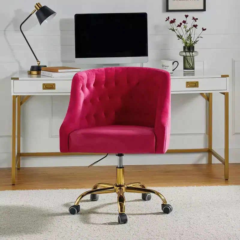 Chaise de bureau pivotante à hauteur réglable en velours Anika avec dossier capitonné et base dorée | Karat Home