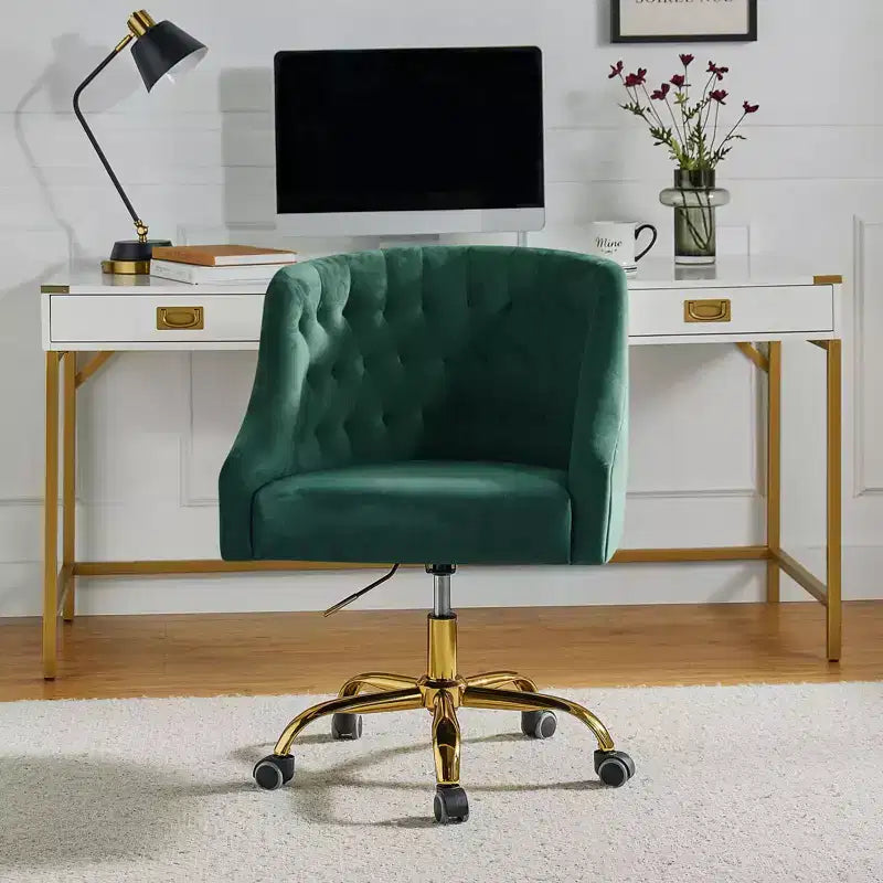 Chaise de bureau pivotante à hauteur réglable en velours Anika avec dossier capitonné et base dorée | Karat Home