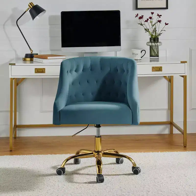 Chaise de bureau pivotante à hauteur réglable en velours Anika avec dossier capitonné et base dorée | Karat Home