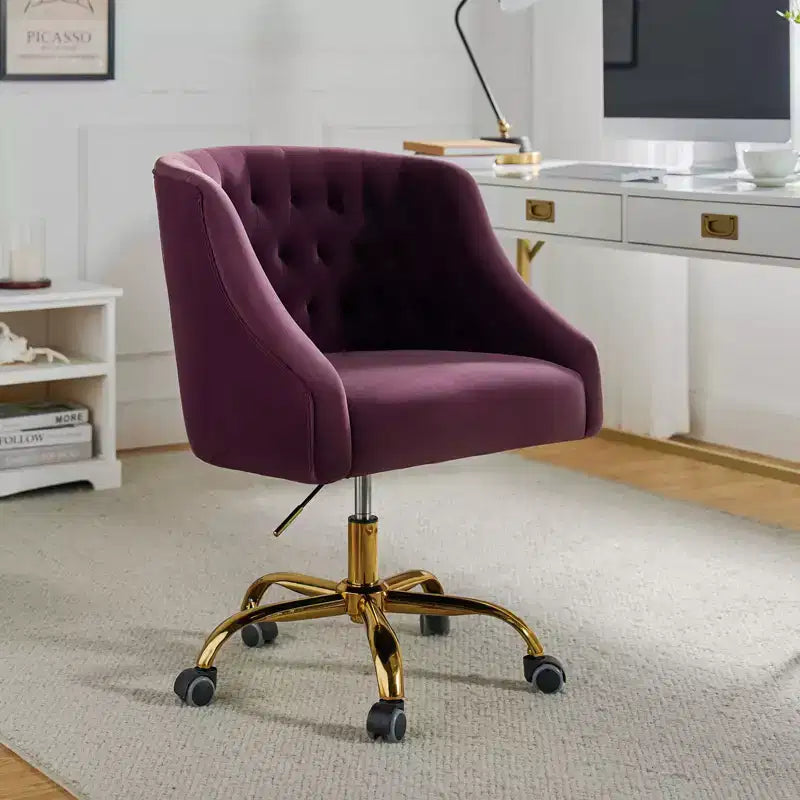 Chaise de bureau pivotante à hauteur réglable en velours Anika avec dossier capitonné et base dorée | Karat Home