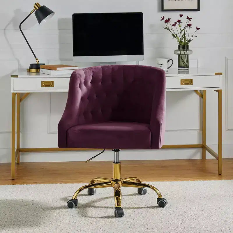 Chaise de bureau pivotante à hauteur réglable en velours Anika avec dossier capitonné et base dorée | Karat Home