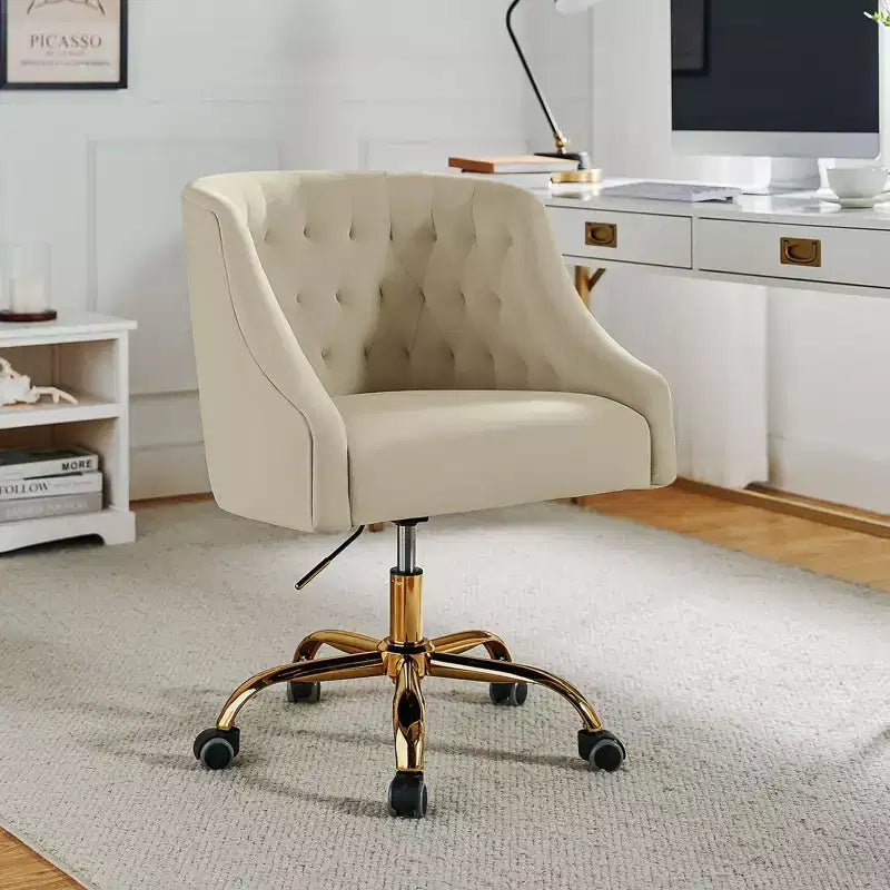 Chaise de bureau pivotante à hauteur réglable en velours Anika avec dossier capitonné et base dorée | Karat Home