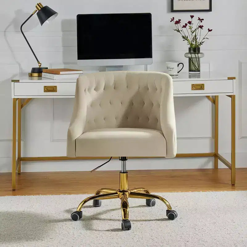 Chaise de bureau pivotante à hauteur réglable en velours Anika avec dossier capitonné et base dorée | Karat Home
